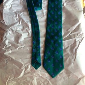 Brilliant Green tie! Ike Behar